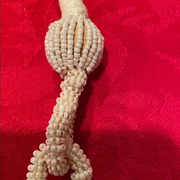 Elegant Cream Beaded Necklace with robe detail - Picture 3 of 13